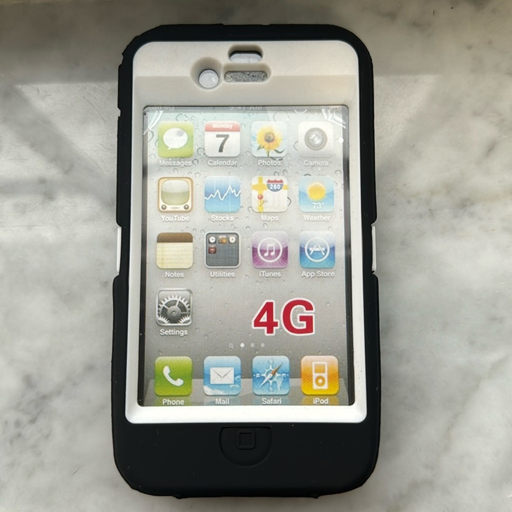 Black and white iPhone 4/4s case
